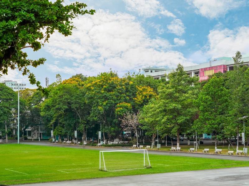 Khuôn viên xanh hòa mình vào thiên nhiên